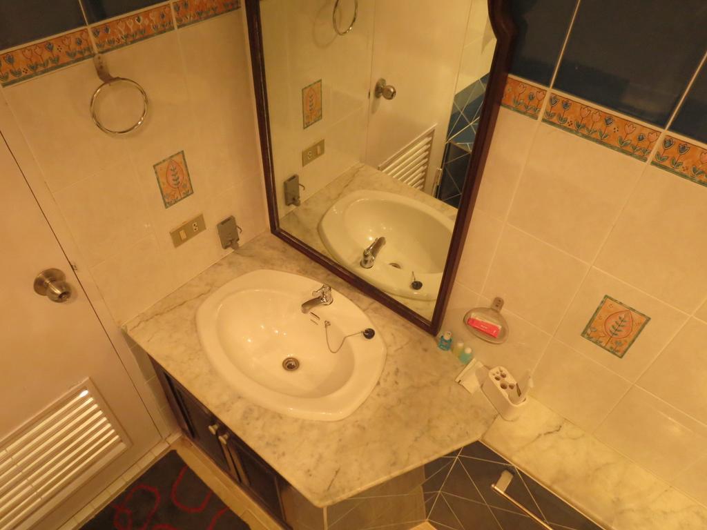 Plaza Apartment *